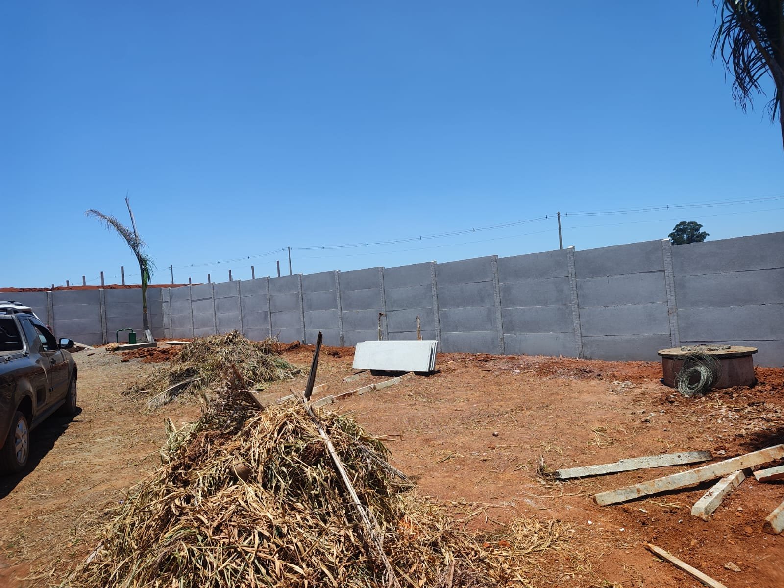 Muro pré-moldado de concreto concluído