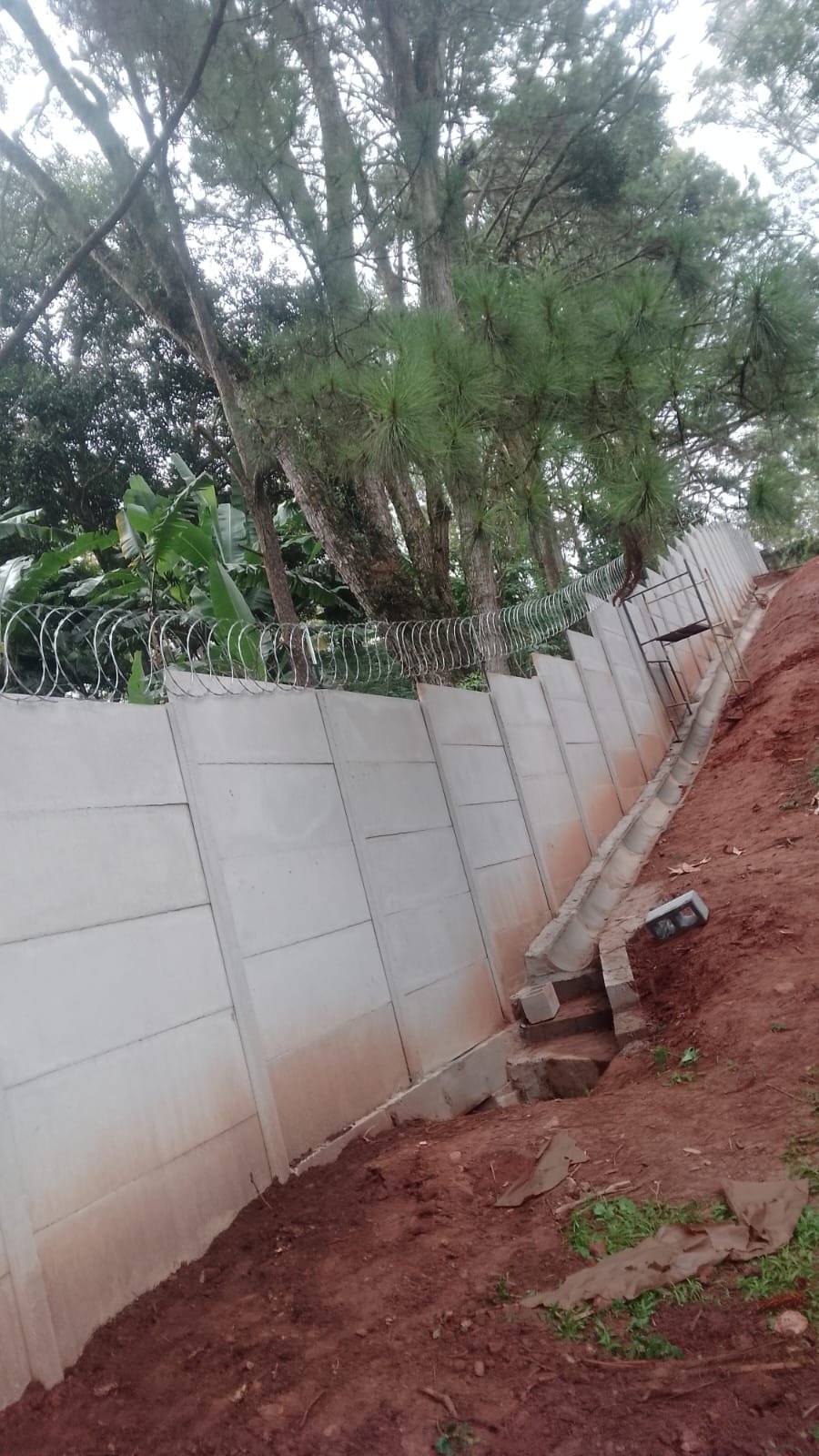 Muro alto de concreto com canaleta de drenagem finalizada